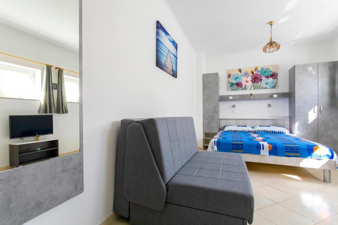 Apartments Belavic By El-Pi Tours Njivice Extérieur photo