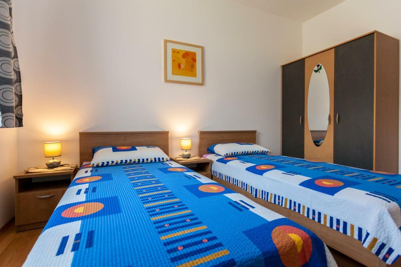 Apartments Belavic By El-Pi Tours Njivice Extérieur photo