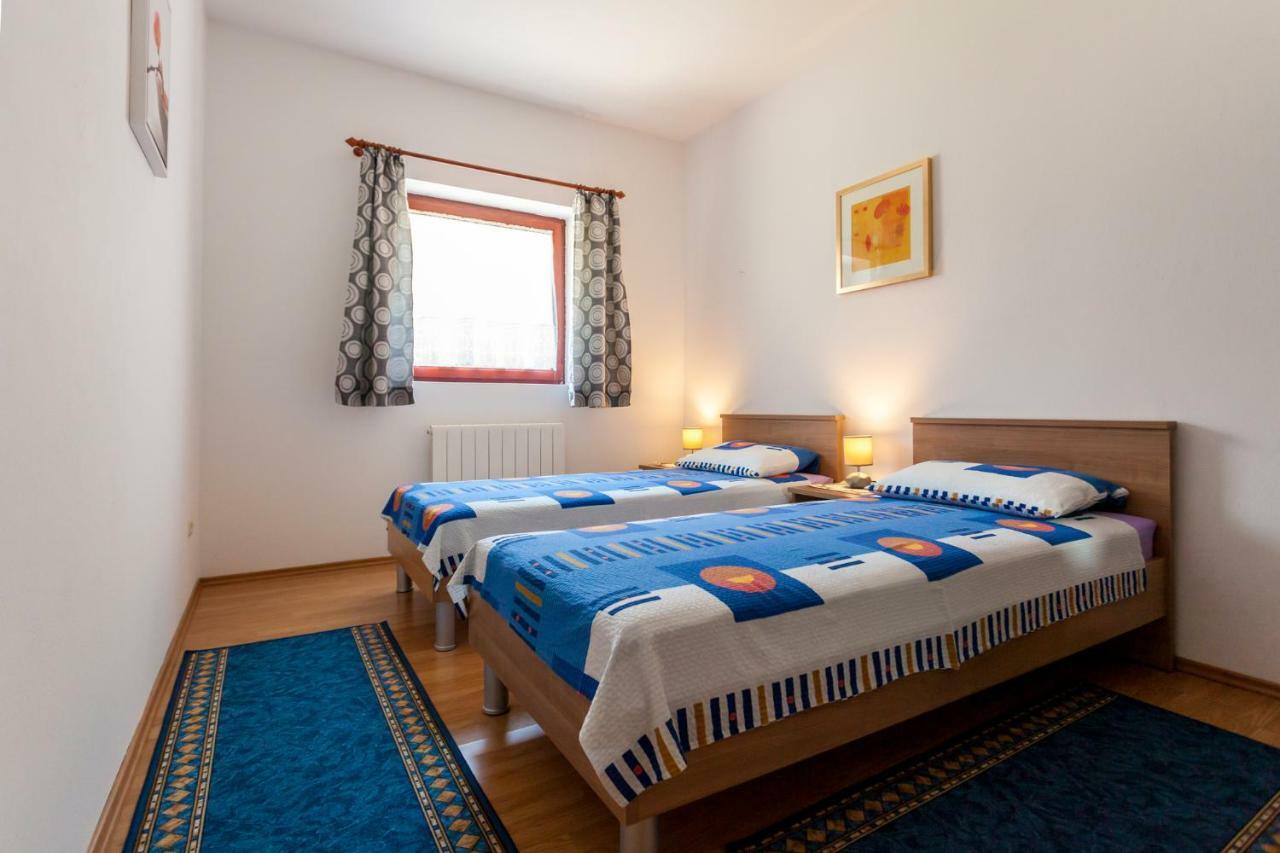Apartments Belavic By El-Pi Tours Njivice Extérieur photo